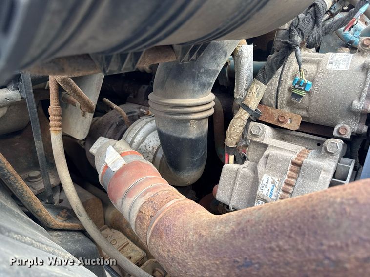 image for item DT0619 2005 International 4400 SBA 4x2 bucket truck