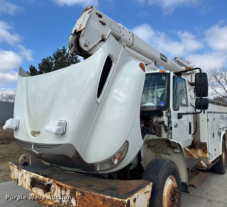 image for item DT0619 2005 International 4400 SBA 4x2 bucket truck