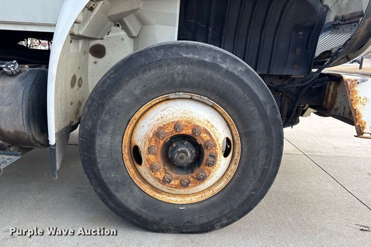 image for item DT0619 2005 International 4400 SBA 4x2 bucket truck