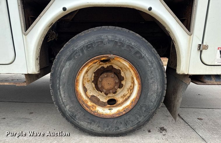 image for item DT0619 2005 International 4400 SBA 4x2 bucket truck