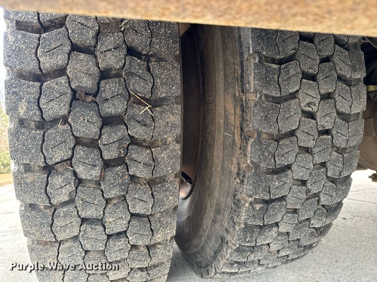 image for item DT0619 2005 International 4400 SBA 4x2 bucket truck