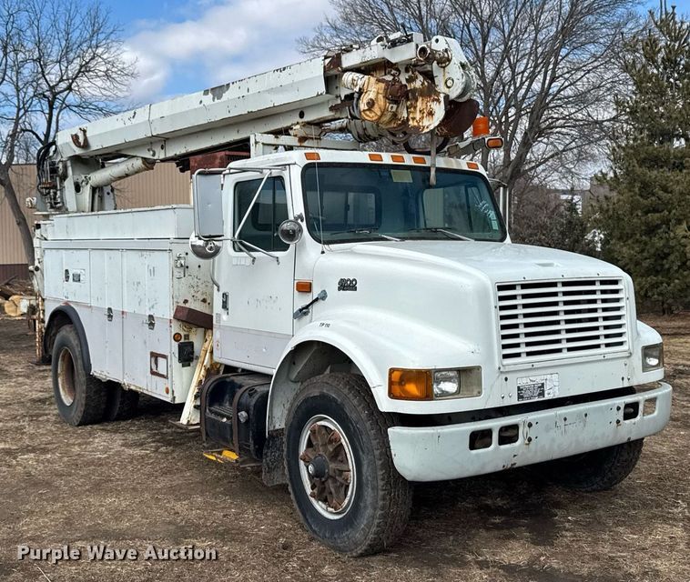 image for item DT0620 1998 International 4900 4x2 digger derrick truck