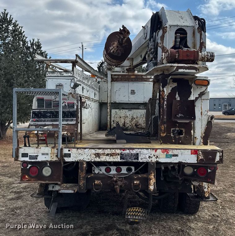 image for item DT0620 1998 International 4900 4x2 digger derrick truck