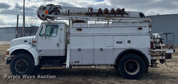 image for item DT0620 1998 International 4900 4x2 digger derrick truck