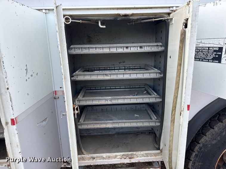 image for item DT0620 1998 International 4900 4x2 digger derrick truck