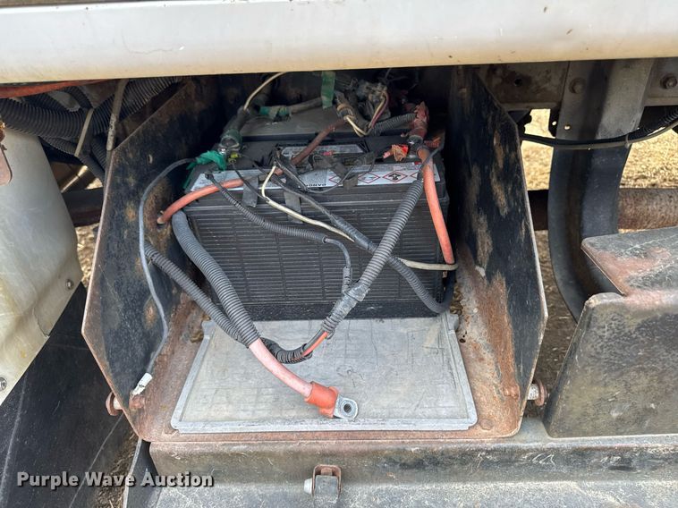 image for item DT0620 1998 International 4900 4x2 digger derrick truck