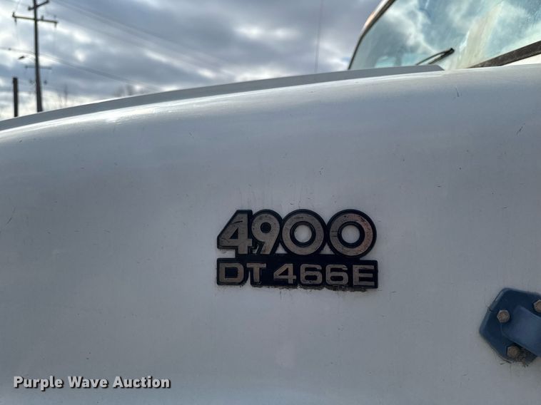 image for item DT0620 1998 International 4900 4x2 digger derrick truck