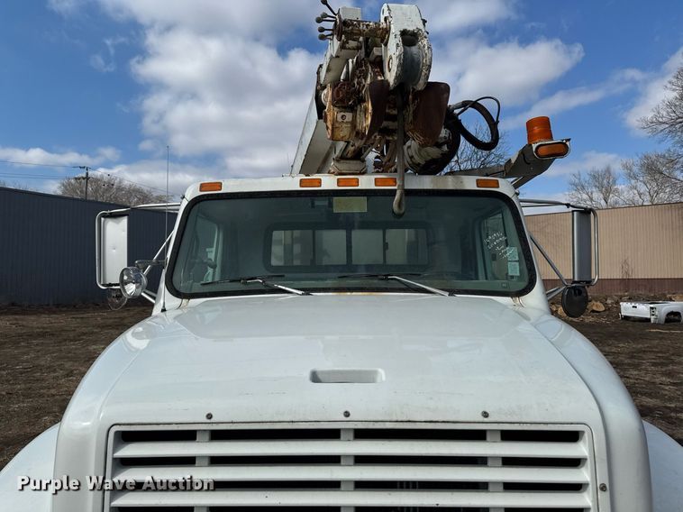 image for item DT0620 1998 International 4900 4x2 digger derrick truck