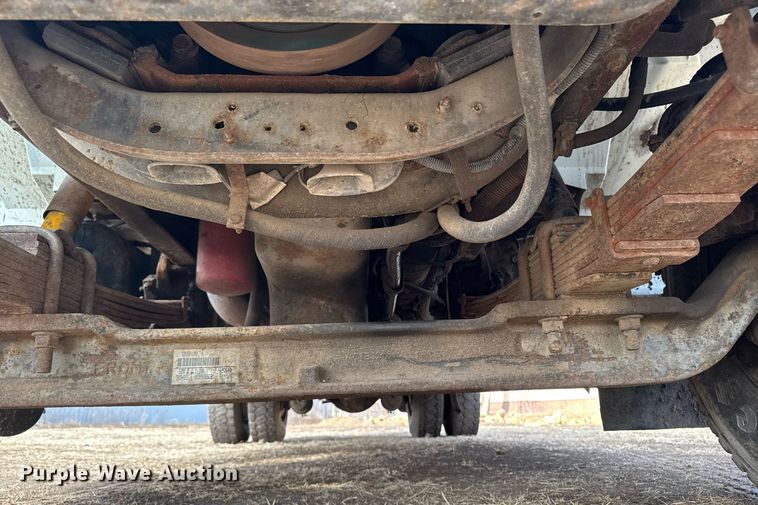 image for item DT0620 1998 International 4900 4x2 digger derrick truck