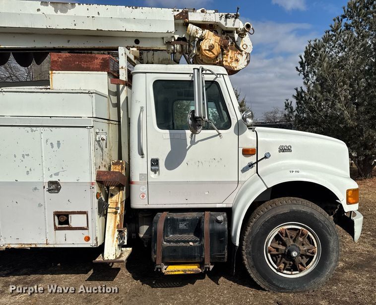 image for item DT0620 1998 International 4900 4x2 digger derrick truck