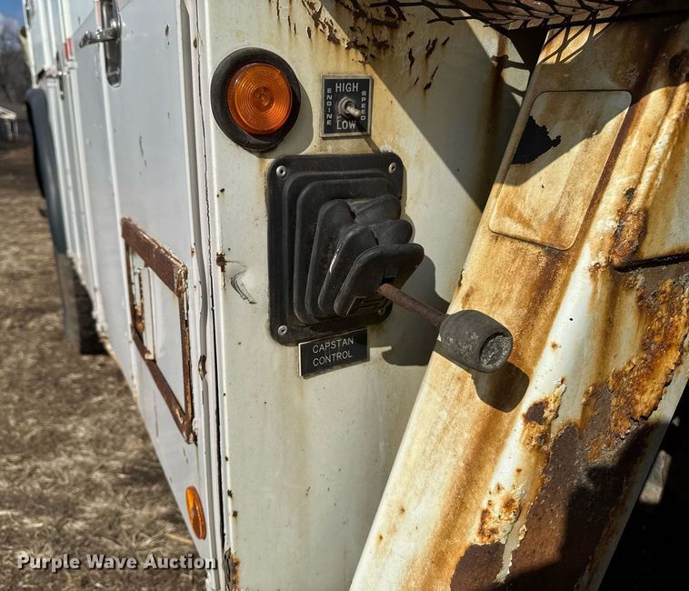 image for item DT0620 1998 International 4900 4x2 digger derrick truck