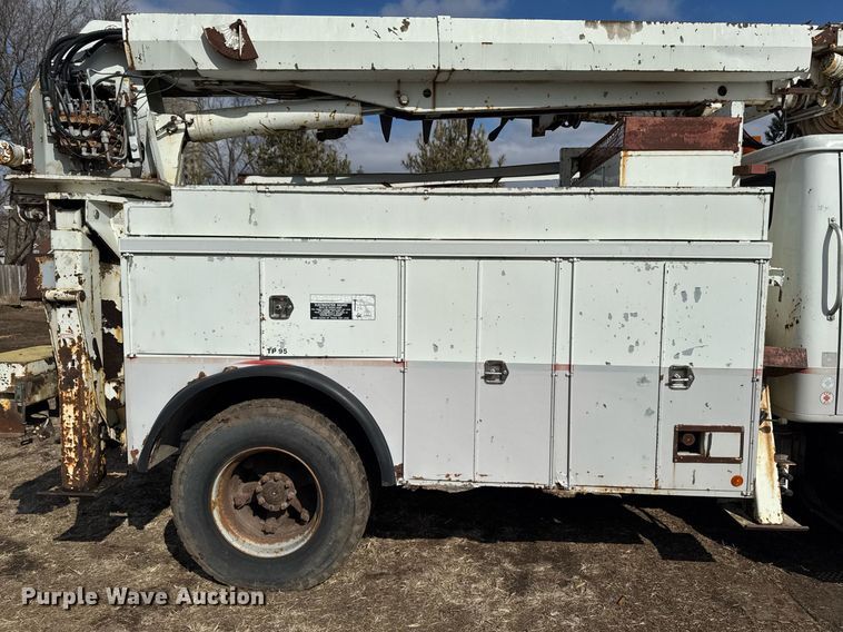 image for item DT0620 1998 International 4900 4x2 digger derrick truck