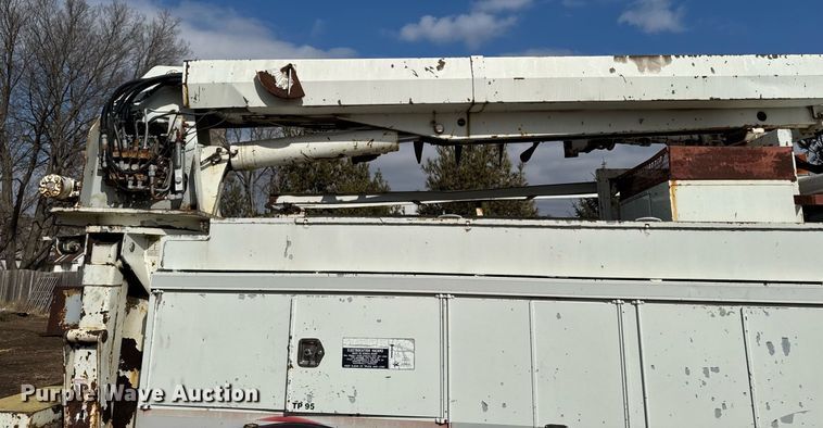 image for item DT0620 1998 International 4900 4x2 digger derrick truck