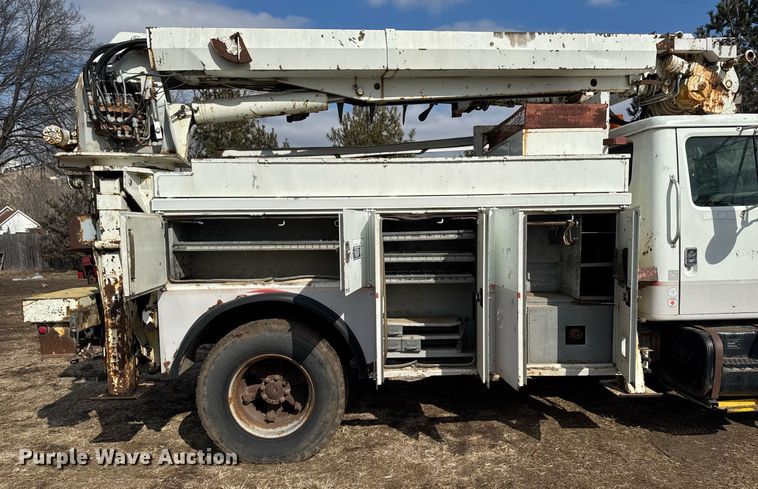 image for item DT0620 1998 International 4900 4x2 digger derrick truck