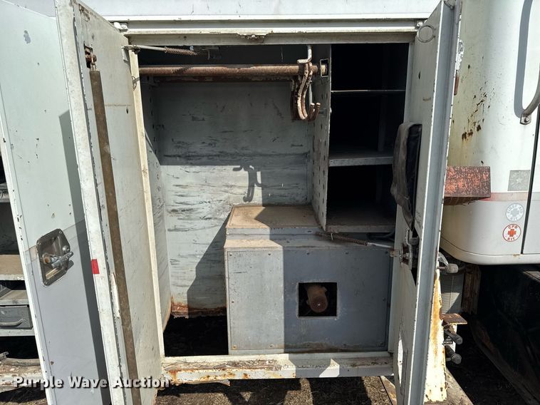 image for item DT0620 1998 International 4900 4x2 digger derrick truck