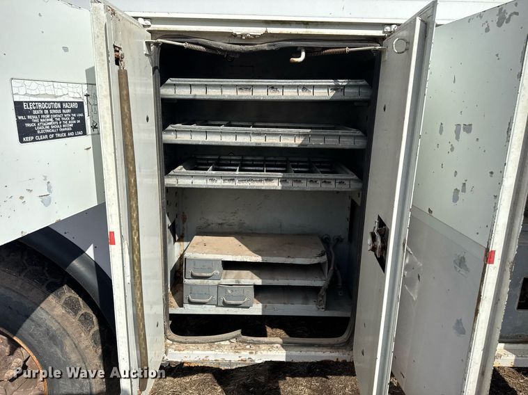 image for item DT0620 1998 International 4900 4x2 digger derrick truck