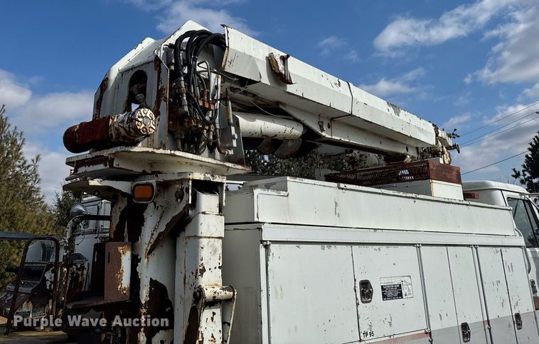 image for item DT0620 1998 International 4900 4x2 digger derrick truck