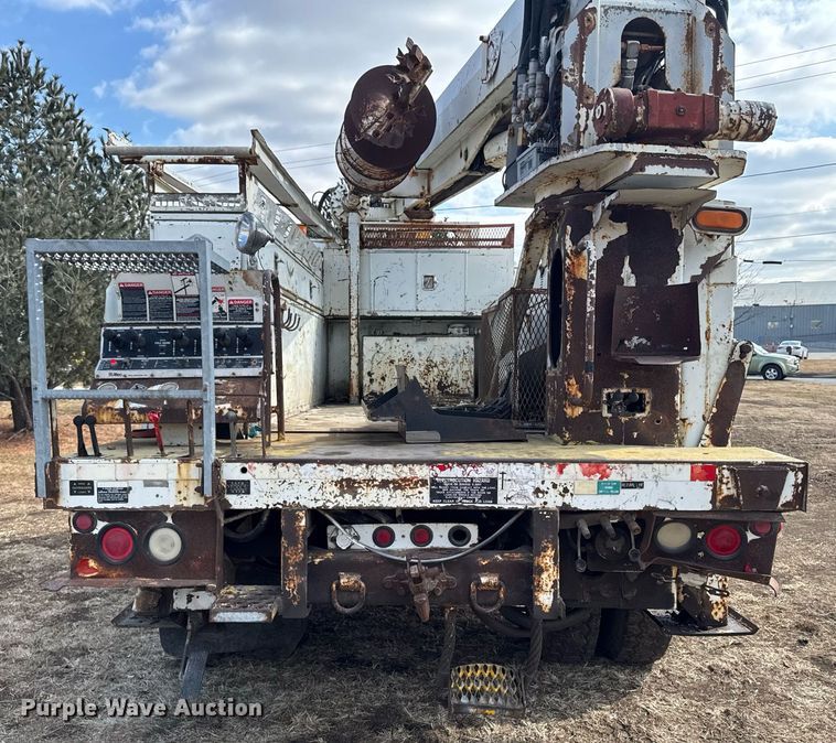 image for item DT0620 1998 International 4900 4x2 digger derrick truck
