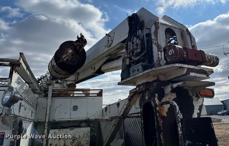 image for item DT0620 1998 International 4900 4x2 digger derrick truck