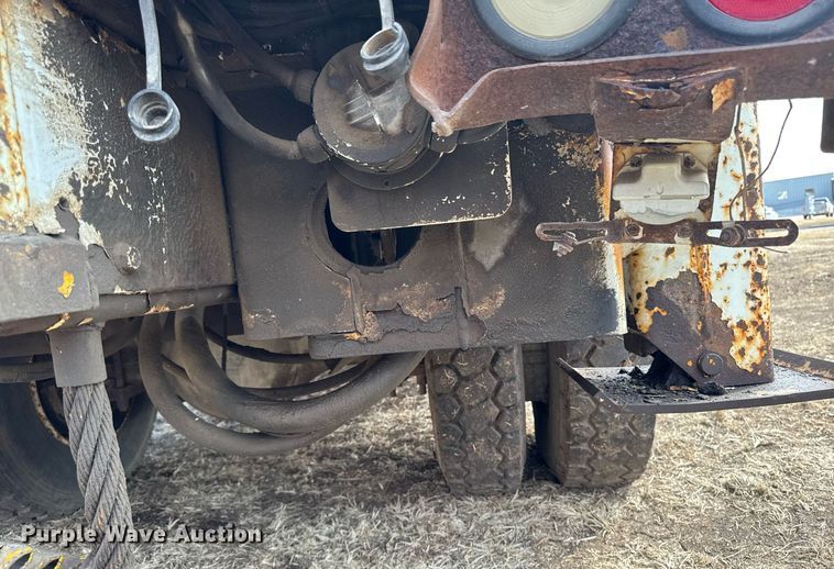 image for item DT0620 1998 International 4900 4x2 digger derrick truck