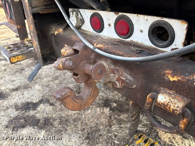 image for item DT0620 1998 International 4900 4x2 digger derrick truck