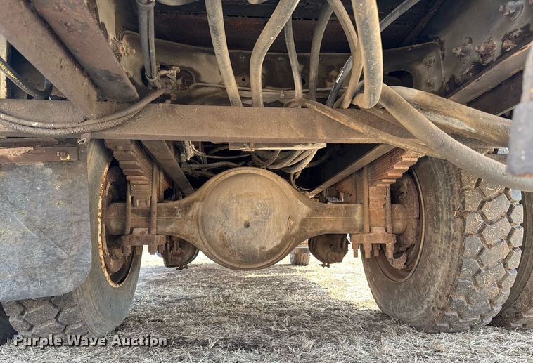 image for item DT0620 1998 International 4900 4x2 digger derrick truck