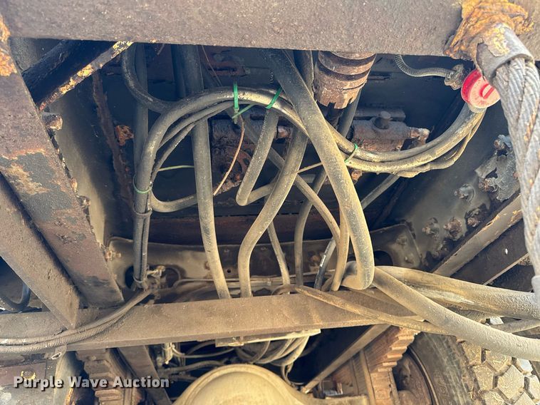 image for item DT0620 1998 International 4900 4x2 digger derrick truck