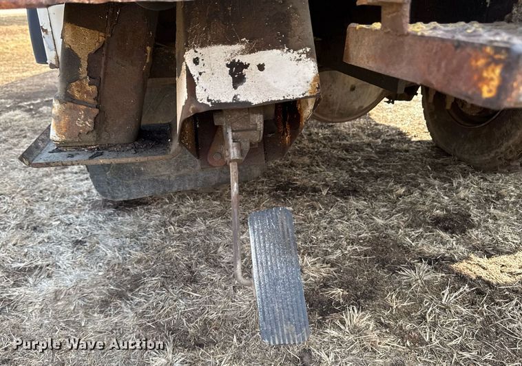 image for item DT0620 1998 International 4900 4x2 digger derrick truck