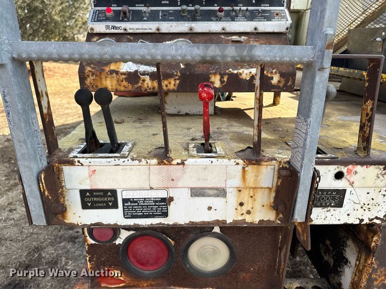 image for item DT0620 1998 International 4900 4x2 digger derrick truck