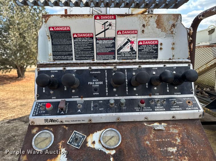 image for item DT0620 1998 International 4900 4x2 digger derrick truck