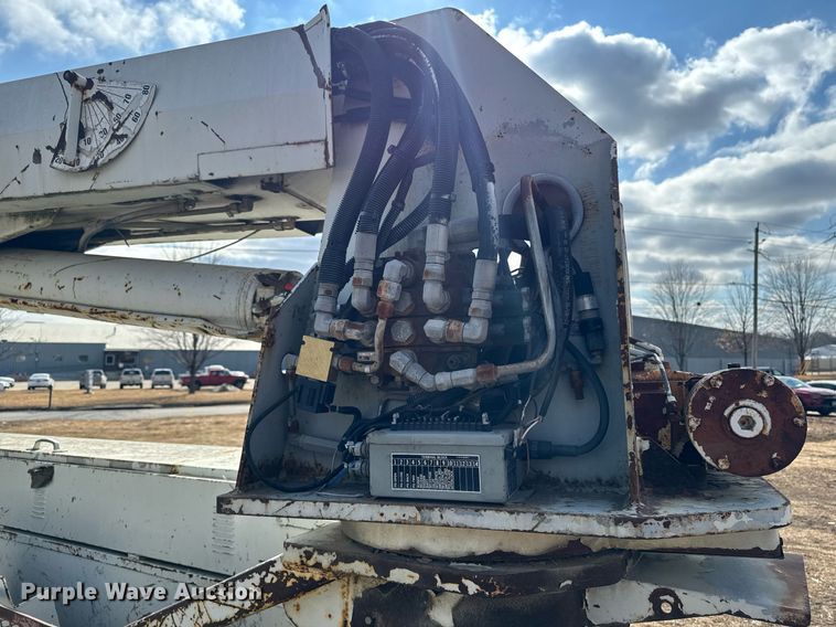 image for item DT0620 1998 International 4900 4x2 digger derrick truck