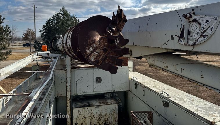 image for item DT0620 1998 International 4900 4x2 digger derrick truck