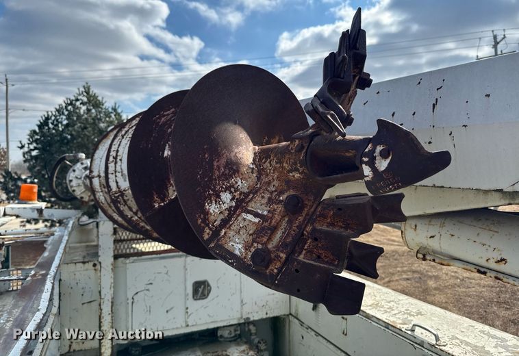 image for item DT0620 1998 International 4900 4x2 digger derrick truck