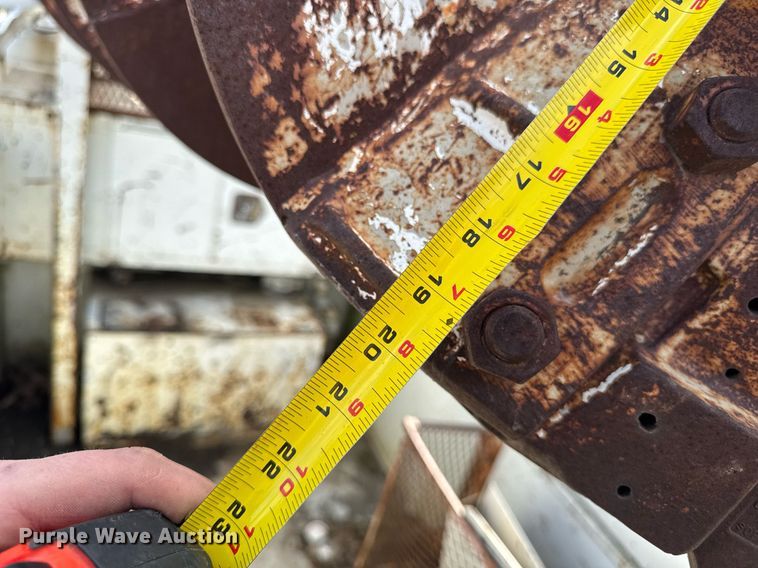 image for item DT0620 1998 International 4900 4x2 digger derrick truck