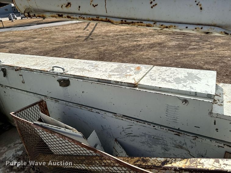 image for item DT0620 1998 International 4900 4x2 digger derrick truck