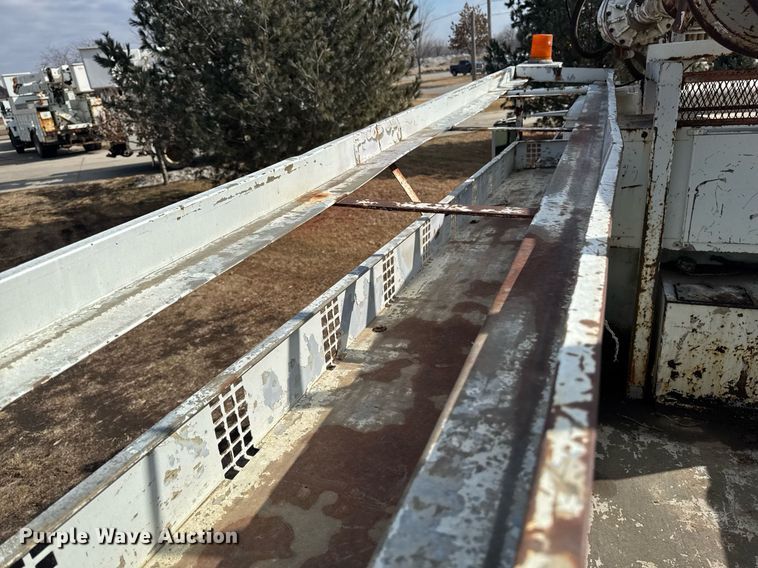 image for item DT0620 1998 International 4900 4x2 digger derrick truck