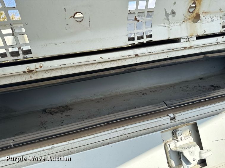 image for item DT0620 1998 International 4900 4x2 digger derrick truck