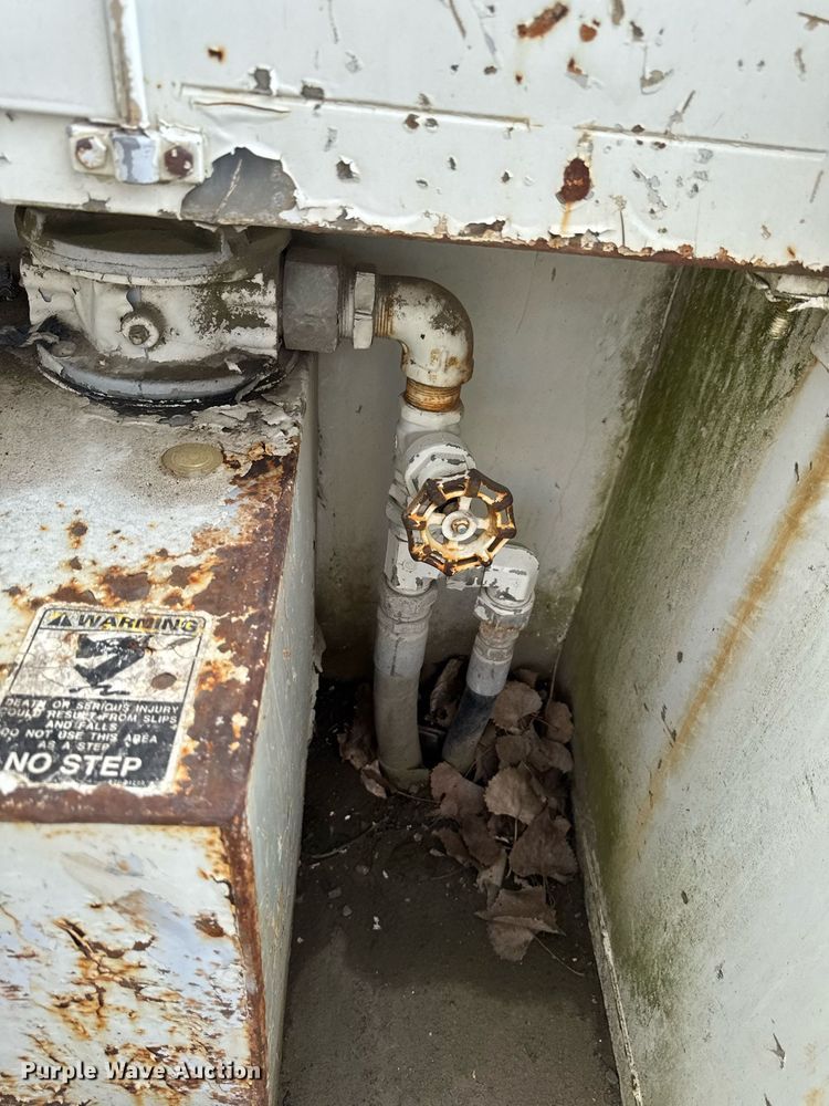 image for item DT0620 1998 International 4900 4x2 digger derrick truck