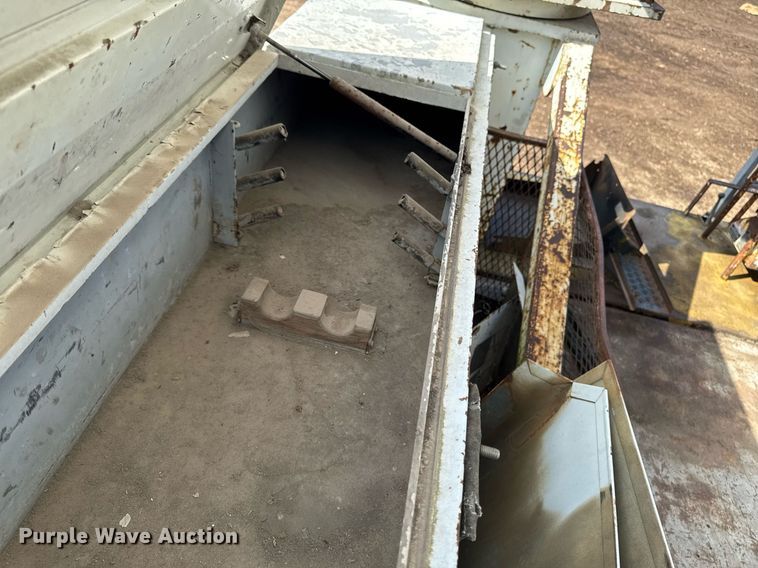 image for item DT0620 1998 International 4900 4x2 digger derrick truck