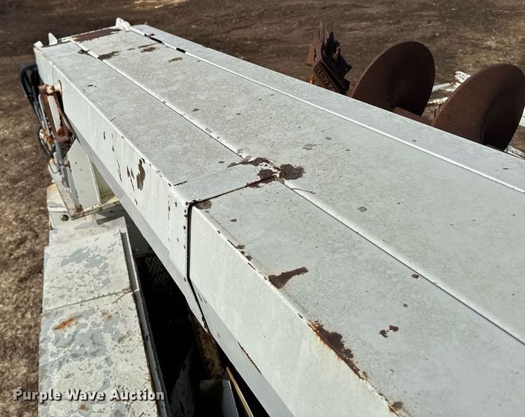 image for item DT0620 1998 International 4900 4x2 digger derrick truck