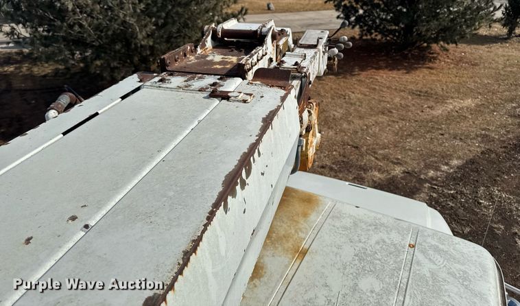 image for item DT0620 1998 International 4900 4x2 digger derrick truck