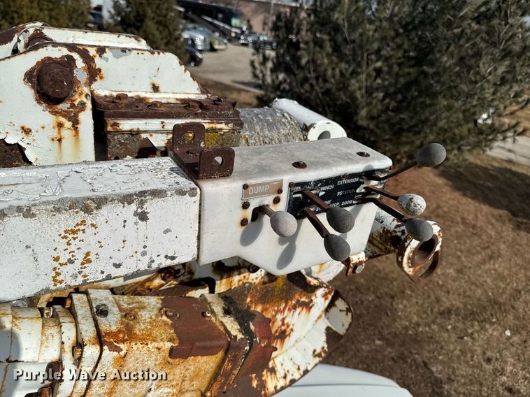 image for item DT0620 1998 International 4900 4x2 digger derrick truck