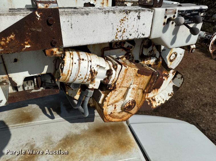 image for item DT0620 1998 International 4900 4x2 digger derrick truck