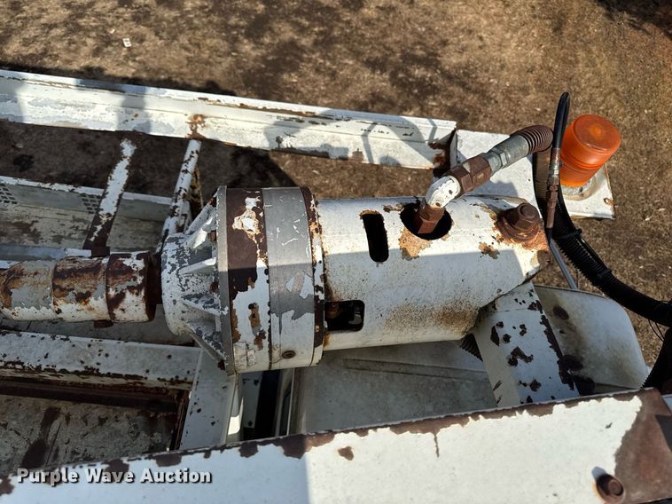 image for item DT0620 1998 International 4900 4x2 digger derrick truck