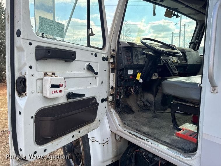 image for item DT0620 1998 International 4900 4x2 digger derrick truck