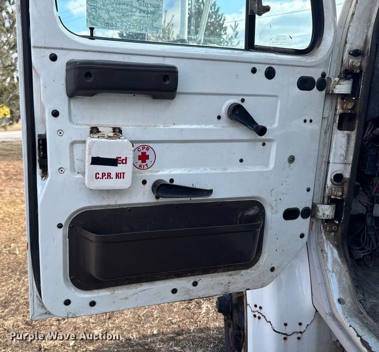 image for item DT0620 1998 International 4900 4x2 digger derrick truck