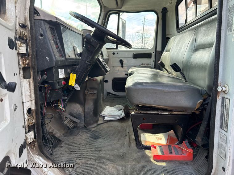 image for item DT0620 1998 International 4900 4x2 digger derrick truck