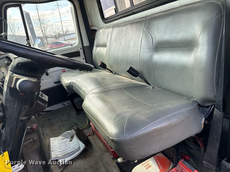 image for item DT0620 1998 International 4900 4x2 digger derrick truck