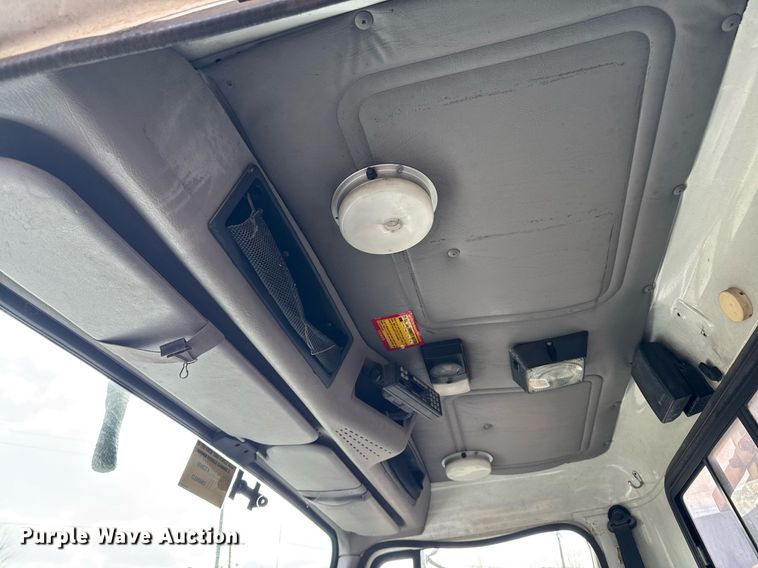 image for item DT0620 1998 International 4900 4x2 digger derrick truck