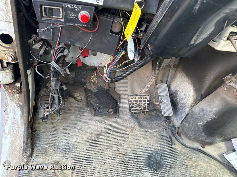 image for item DT0620 1998 International 4900 4x2 digger derrick truck